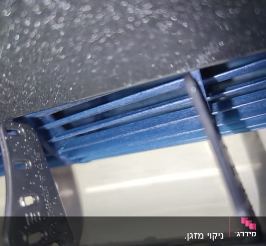 תריסי מזגן כחולים עם חלקי פלסטיק שחורים